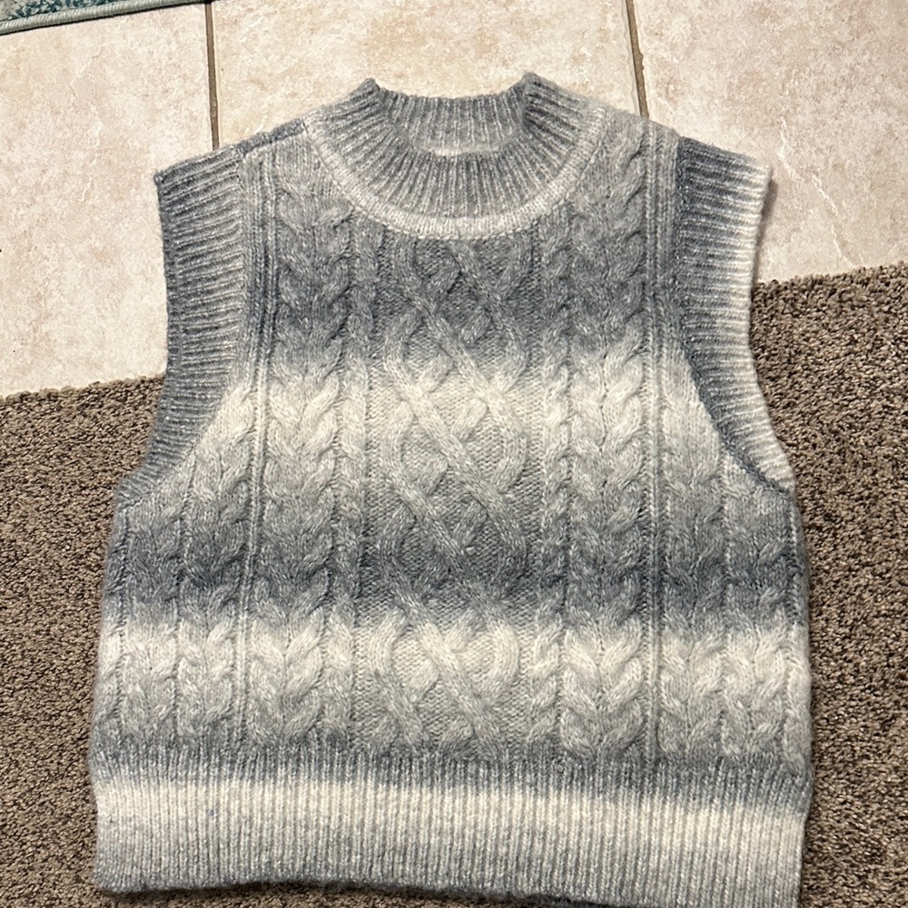 Design History Gray and Cream Cable Knit Sweater Vest medium